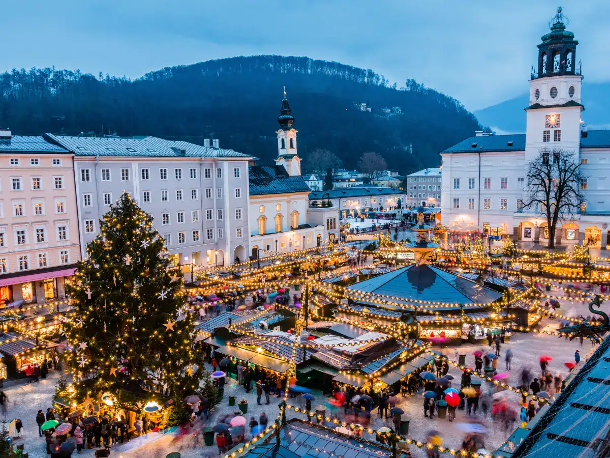 Mercatino di Natale affollato e illuminato