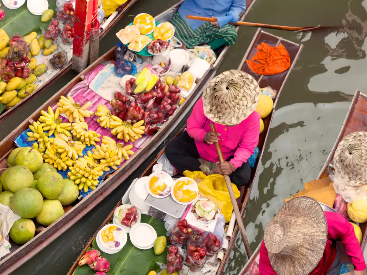 Mercato galleggiante con frutta colorata