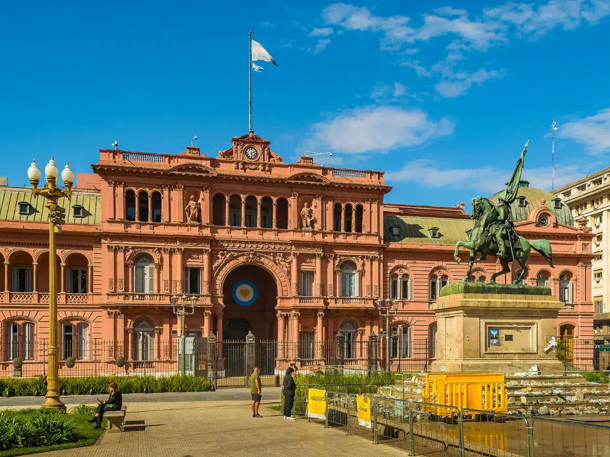 Palazzo rosa con statua equestre