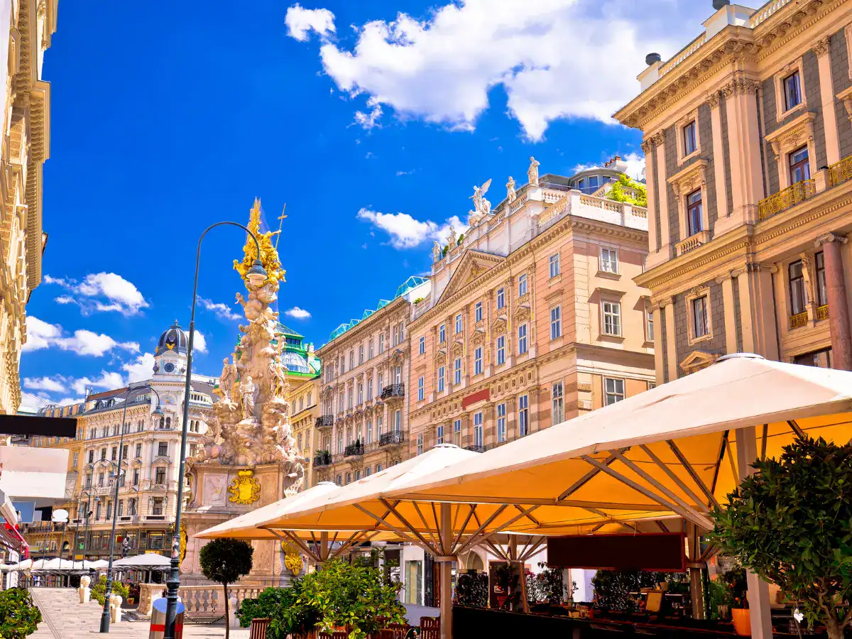 Piazza soleggiata con architettura elegante