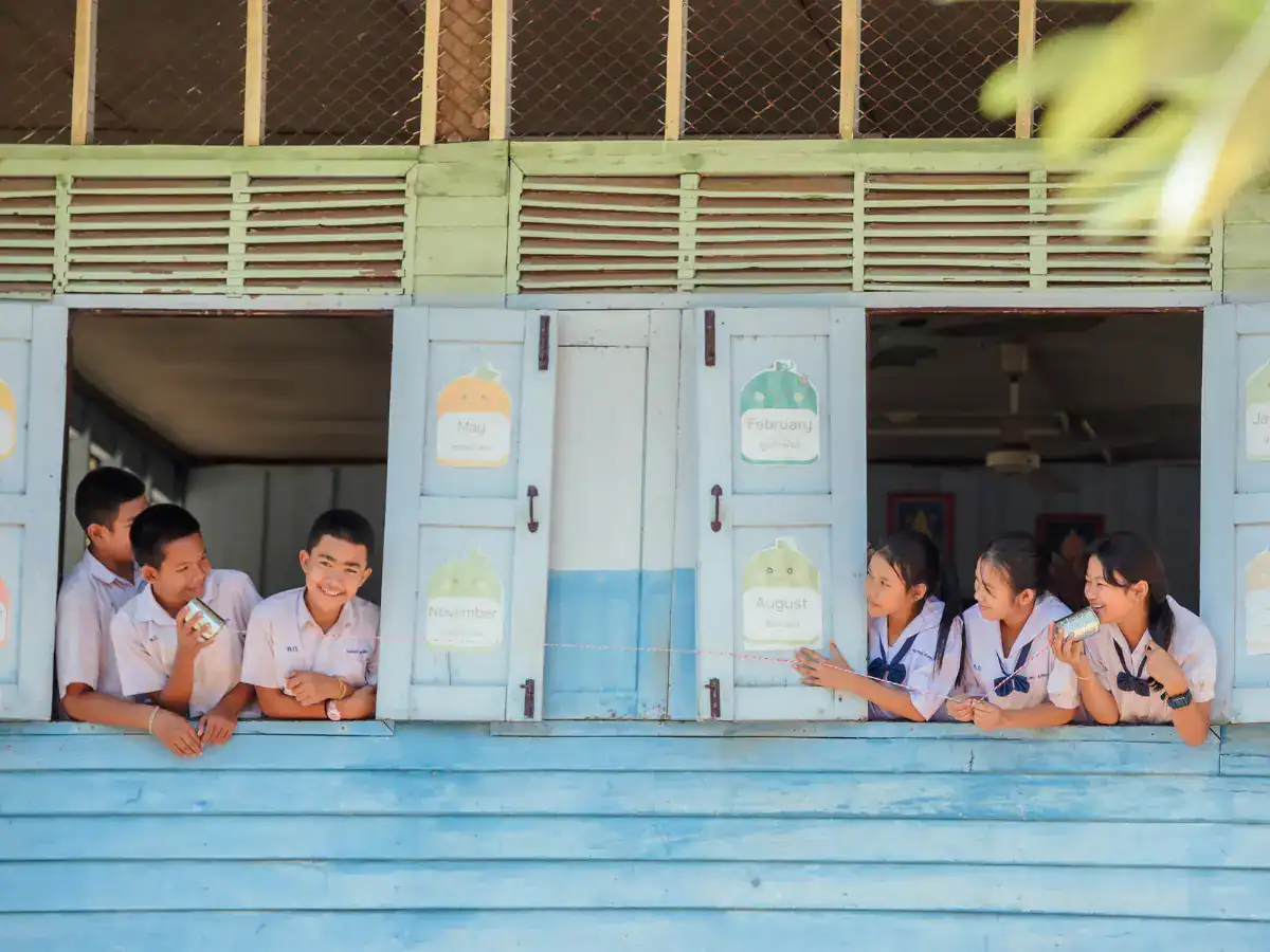 Ragazzi in uniforme scolastica sorridenti.
