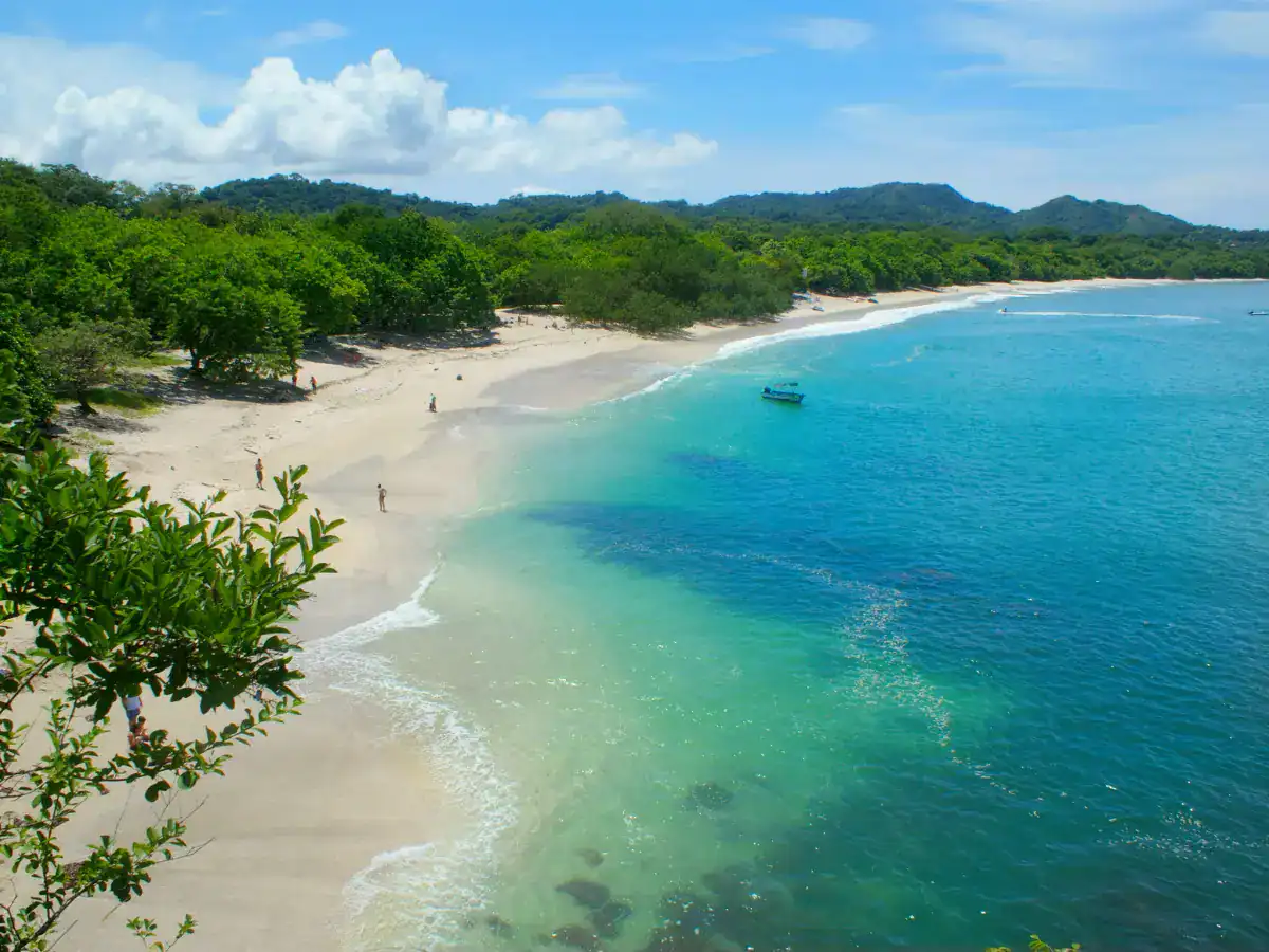 Spiaggia tropicale con acqua cristallina