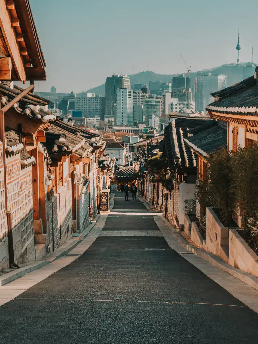 Strada storica con edifici tradizionali