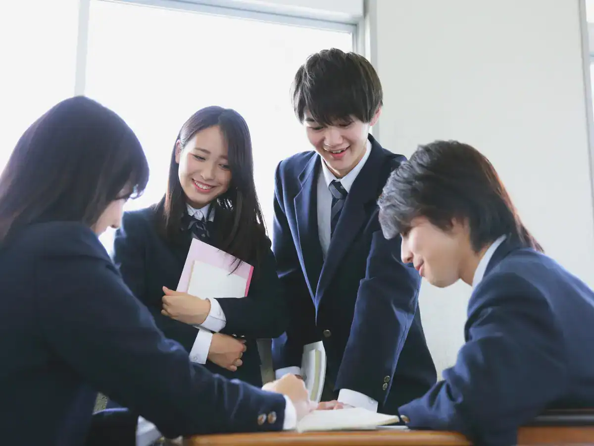 Gruppo di studenti in discussione