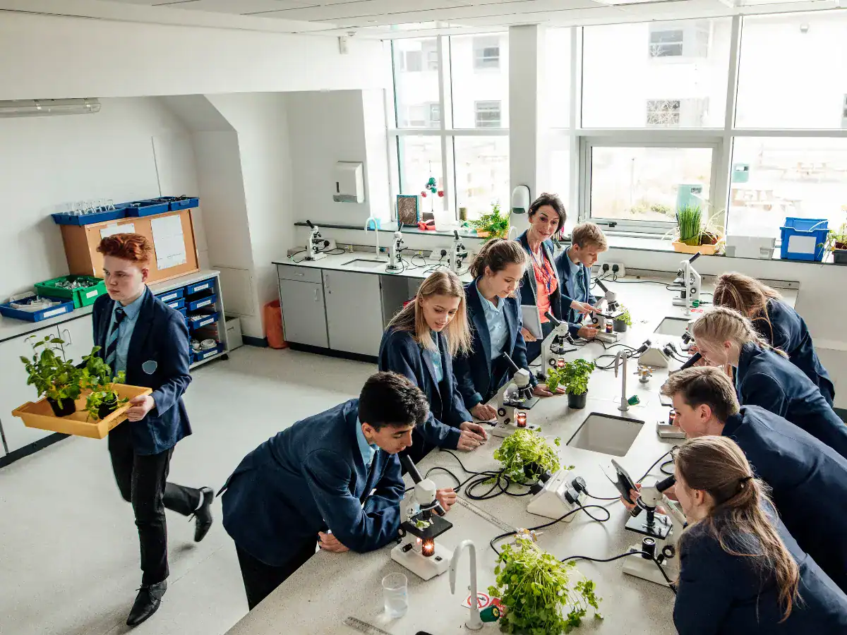 Studenti in laboratorio di scienze