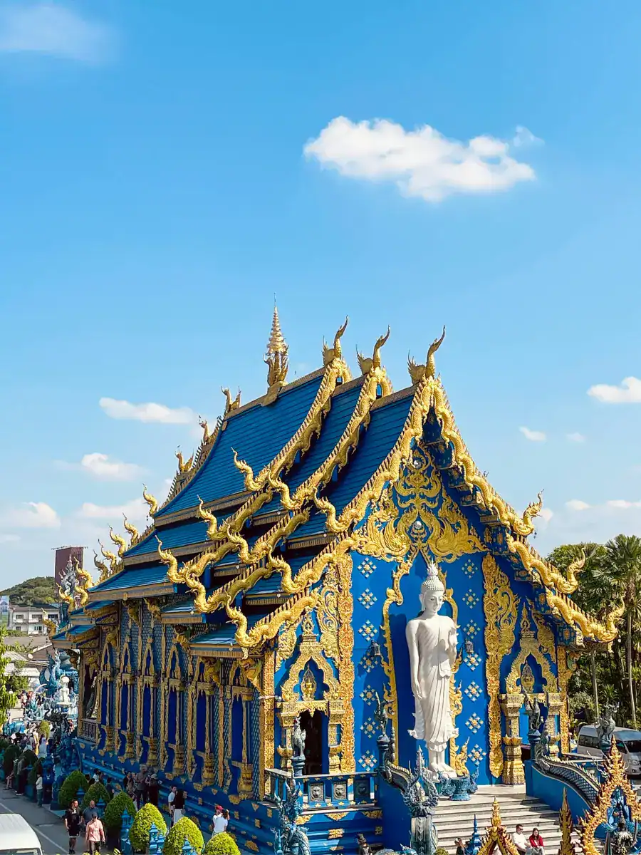 Tempio blu con statue e decorazioni