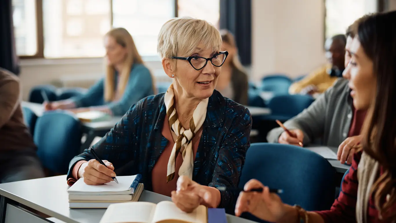 Signora adulta a lezione in classe