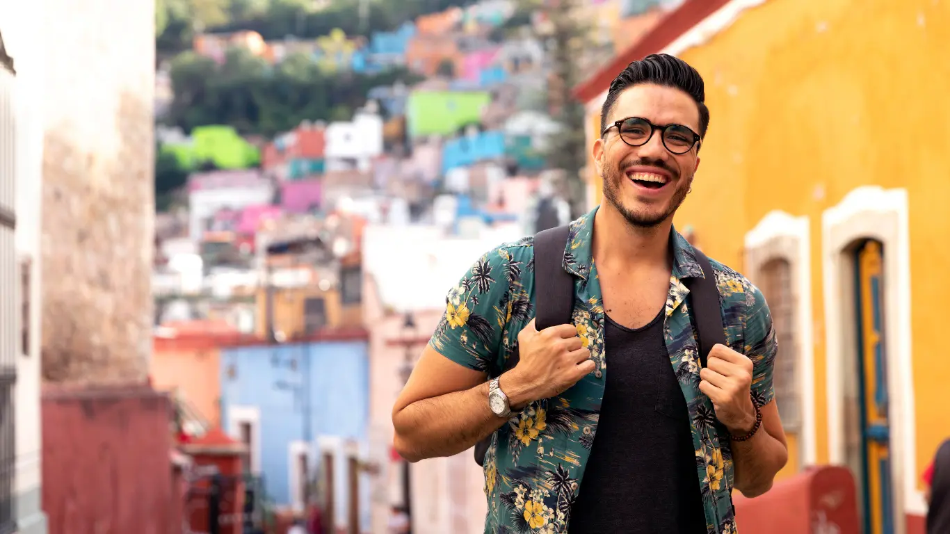 Ragazzo che viaggia e sorride