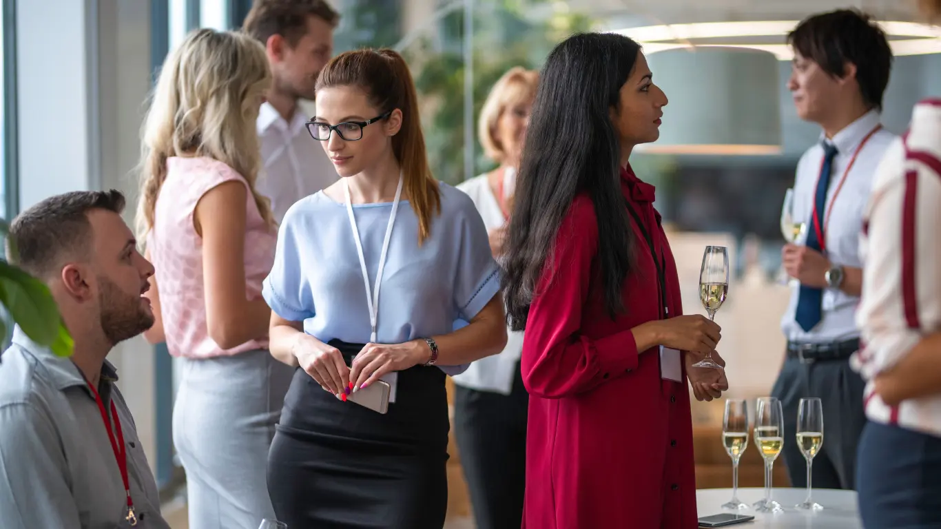 Persone adulte che fanno networking
