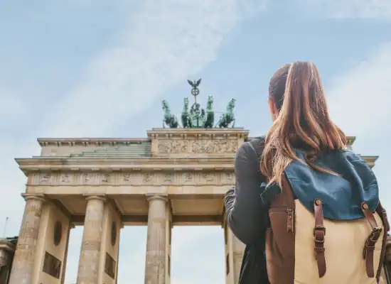 foto ragazza porta brandeburgo berlino germania