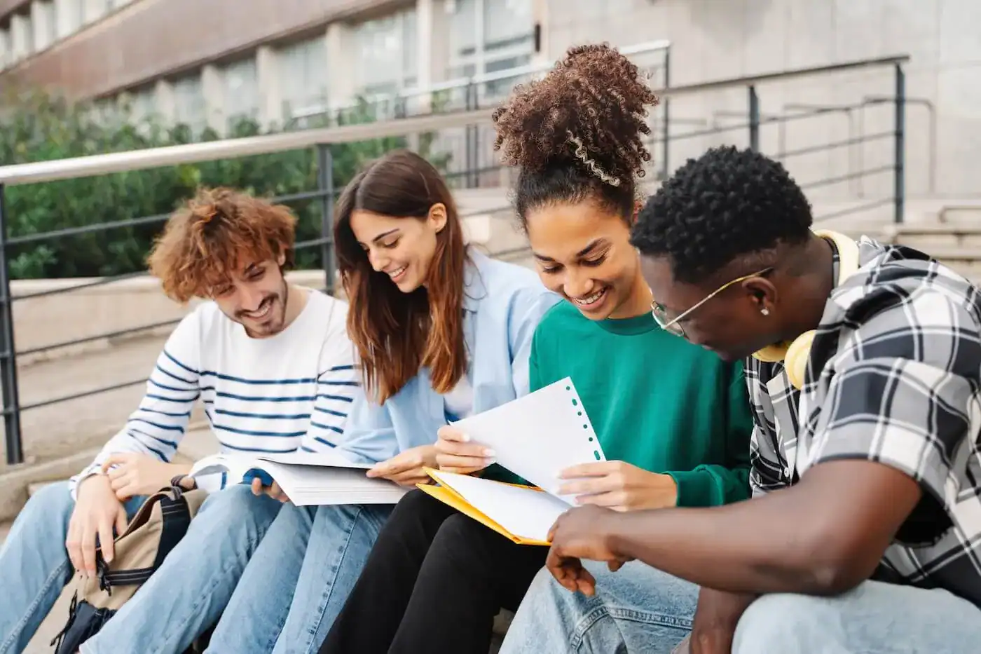 Gruppo di studenti che studiano insieme.