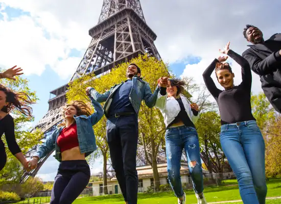 persone che saltano davanti alla tour eiffel parigi francia