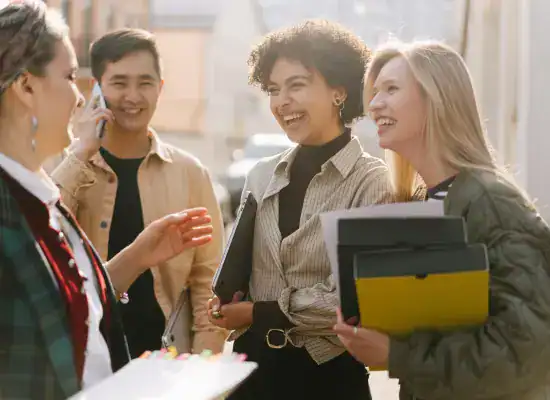 persone ridono insieme canada 