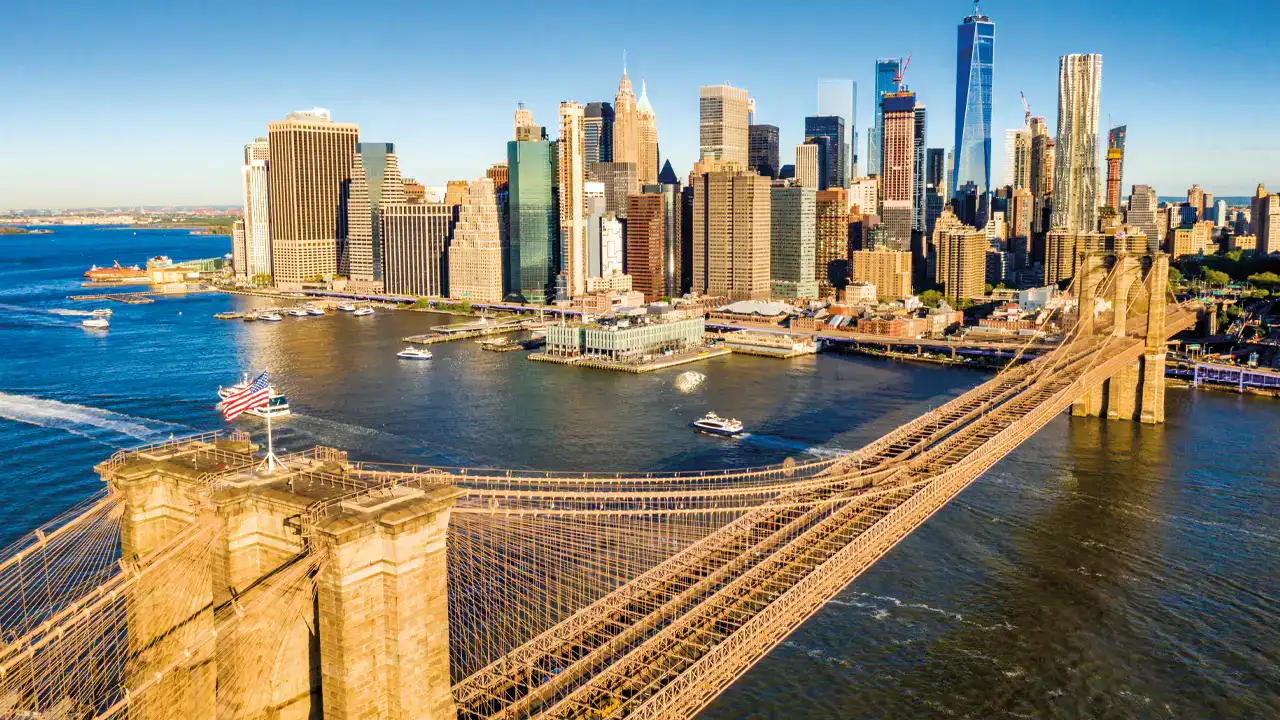 Ponte di Brooklyn con skyline di New York