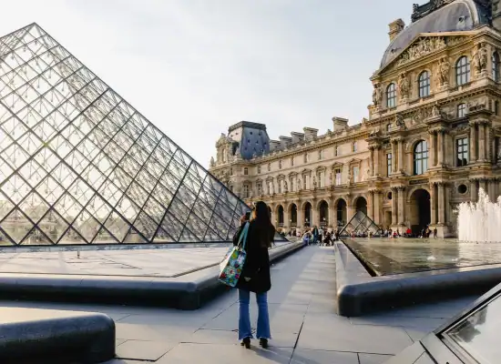 ragazza louvre parigi  francia