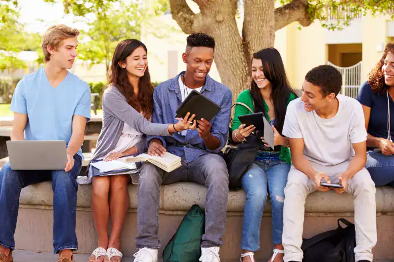studenti ridono insieme boston stati uniti