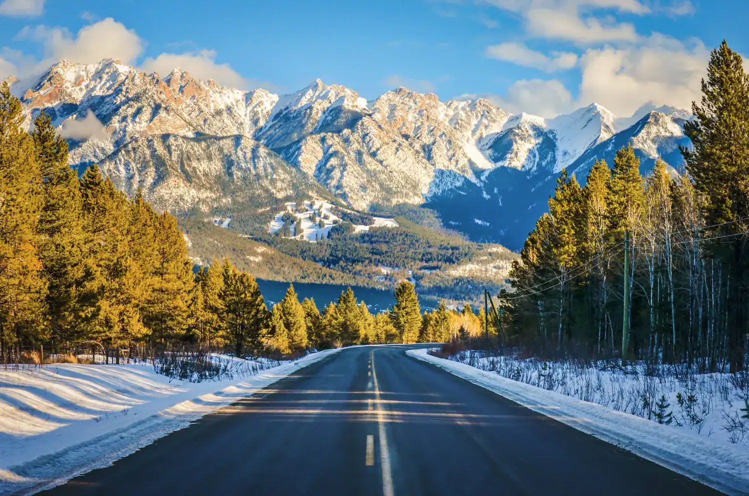 strada innevata montagne rockymountain canada