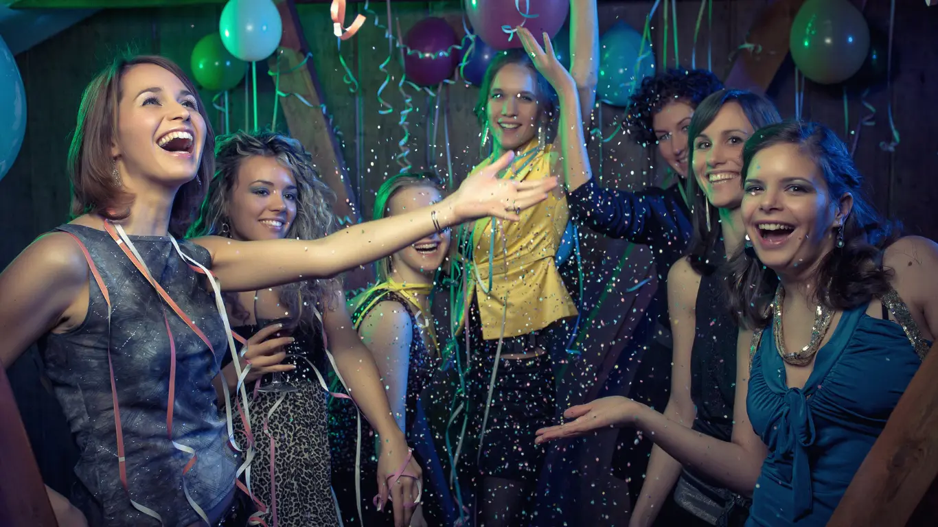 Ragazzi che ballano in discoteca