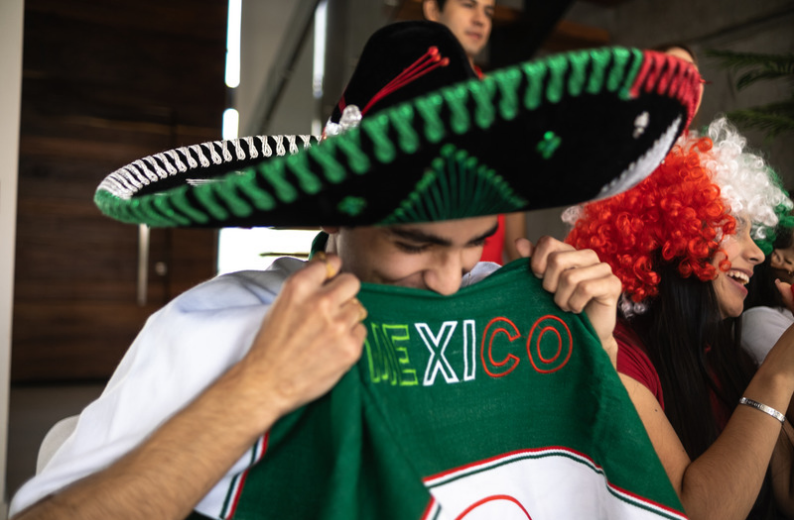 ragazzo con sombrero messicano